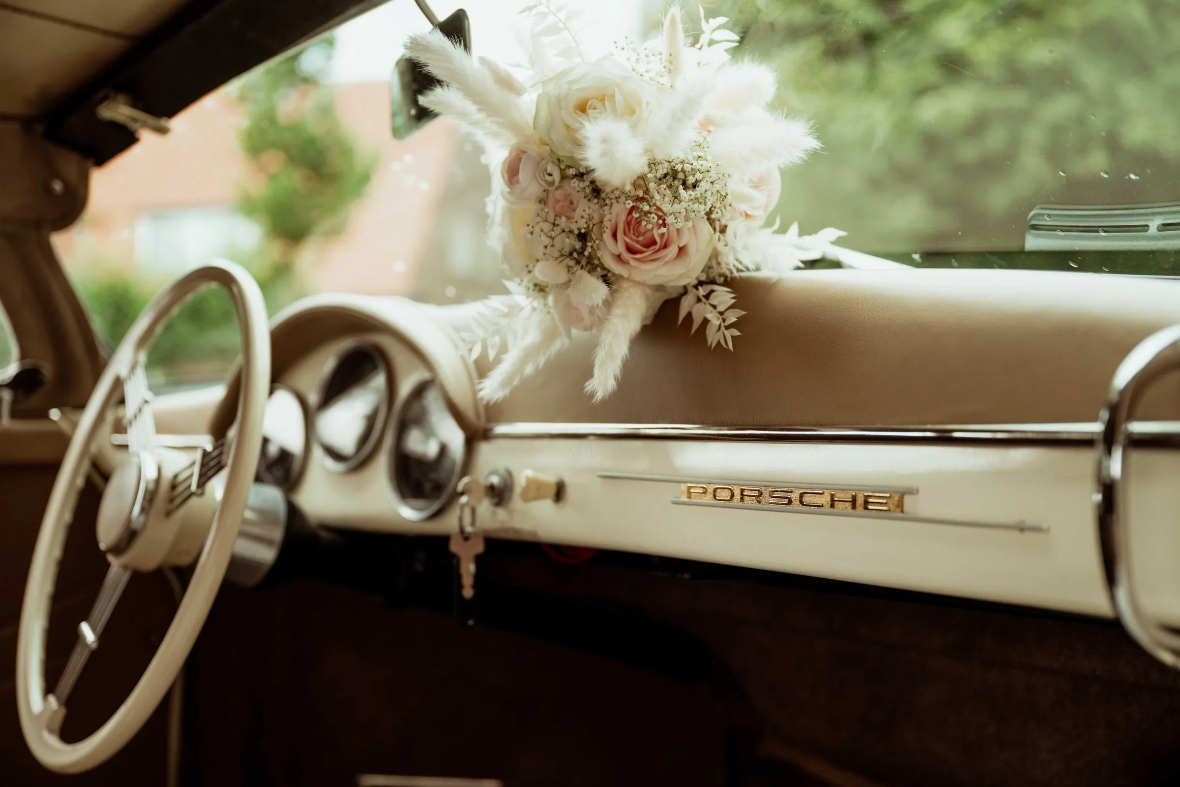 Interieur van de klassieke trouwauto met bloemen op het dashboard