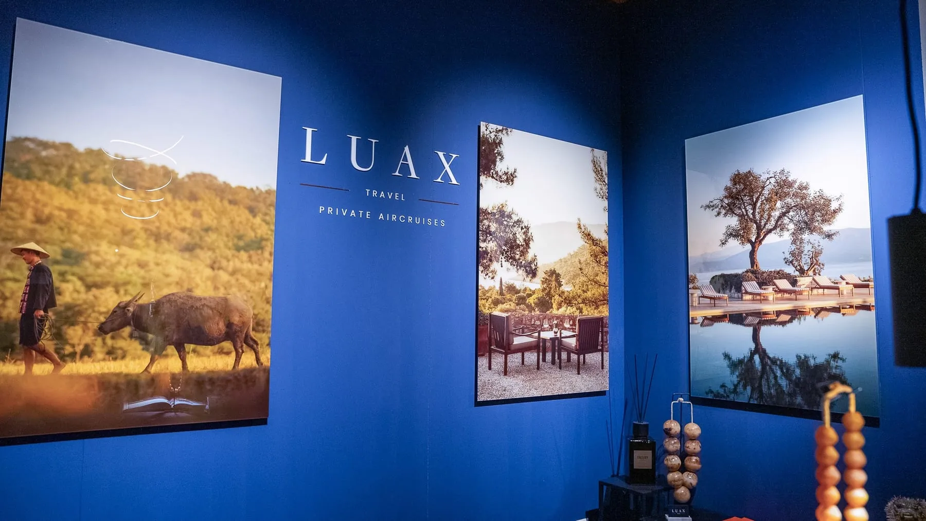 Bedrijfsfotografie voor LUAX Travel: beursstand met reisfoto’s