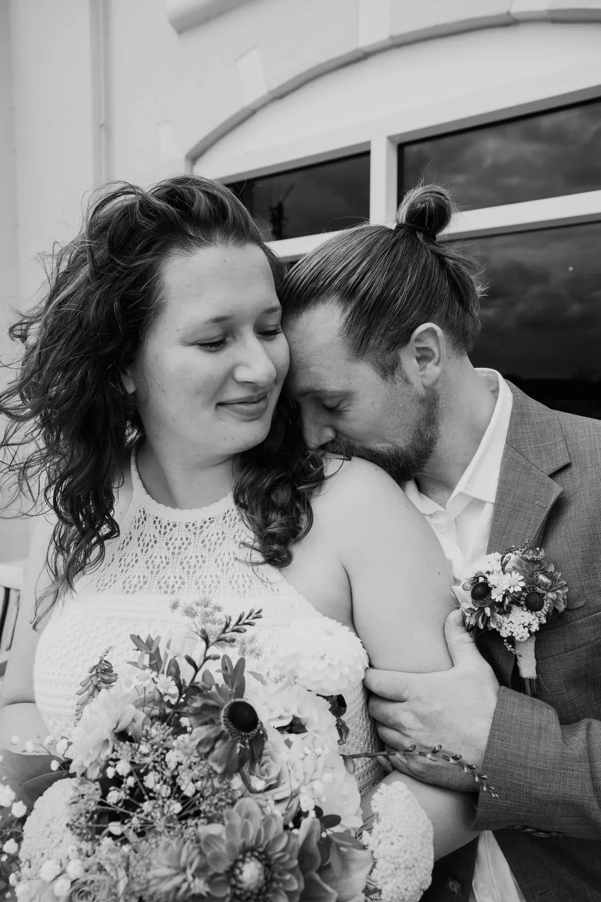 Bruiloftsfoto van een bruidspaar op hun trouwdag