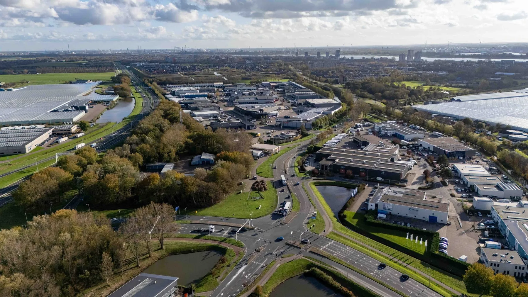 Dronefoto van een bedrijventerrein in het Westland