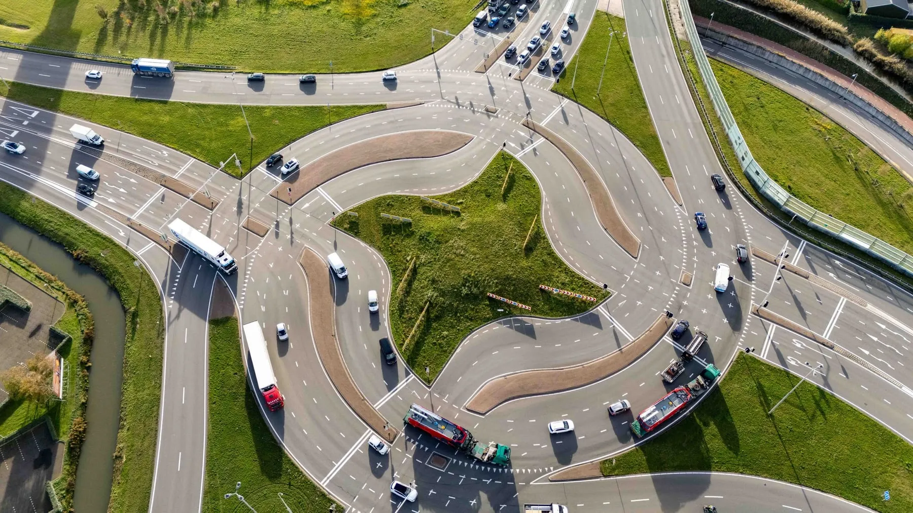 Dronefoto van een bedrijventerrein in het Westland
