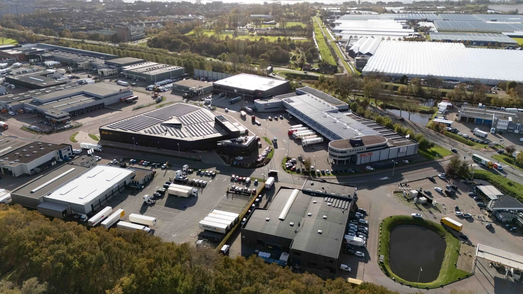 Dronefoto van een bedrijventerrein in het Westland