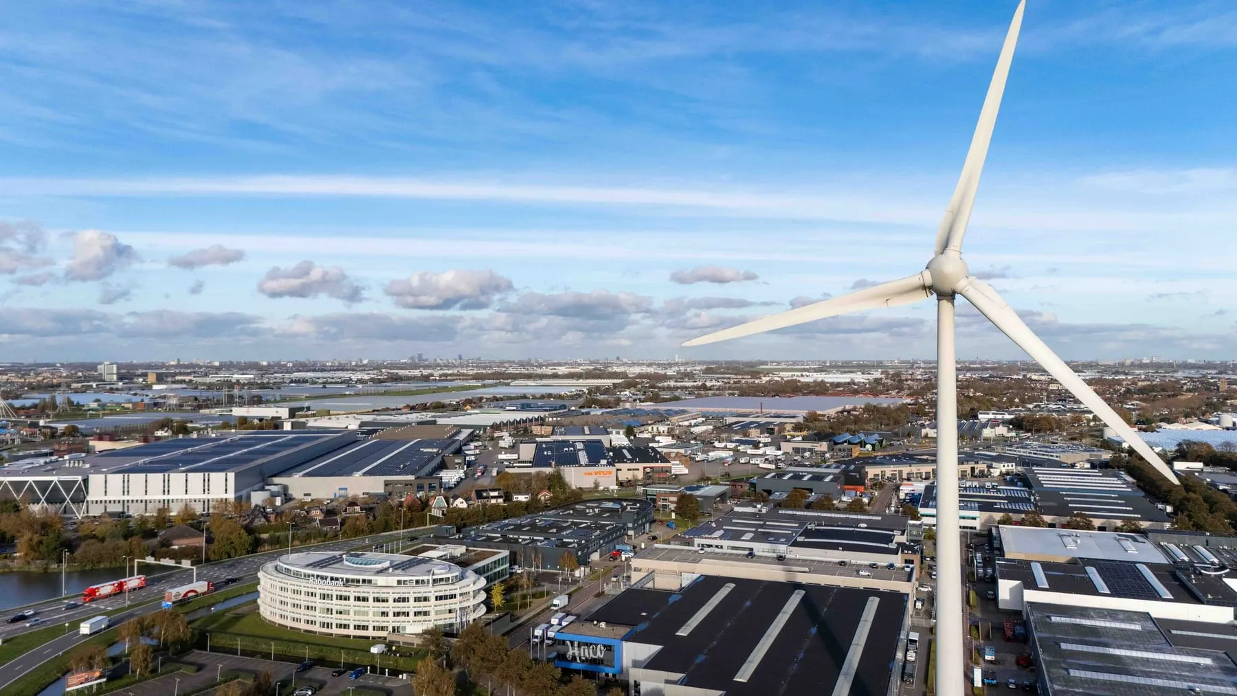 Dronefoto van een bedrijventerrein in het Westland