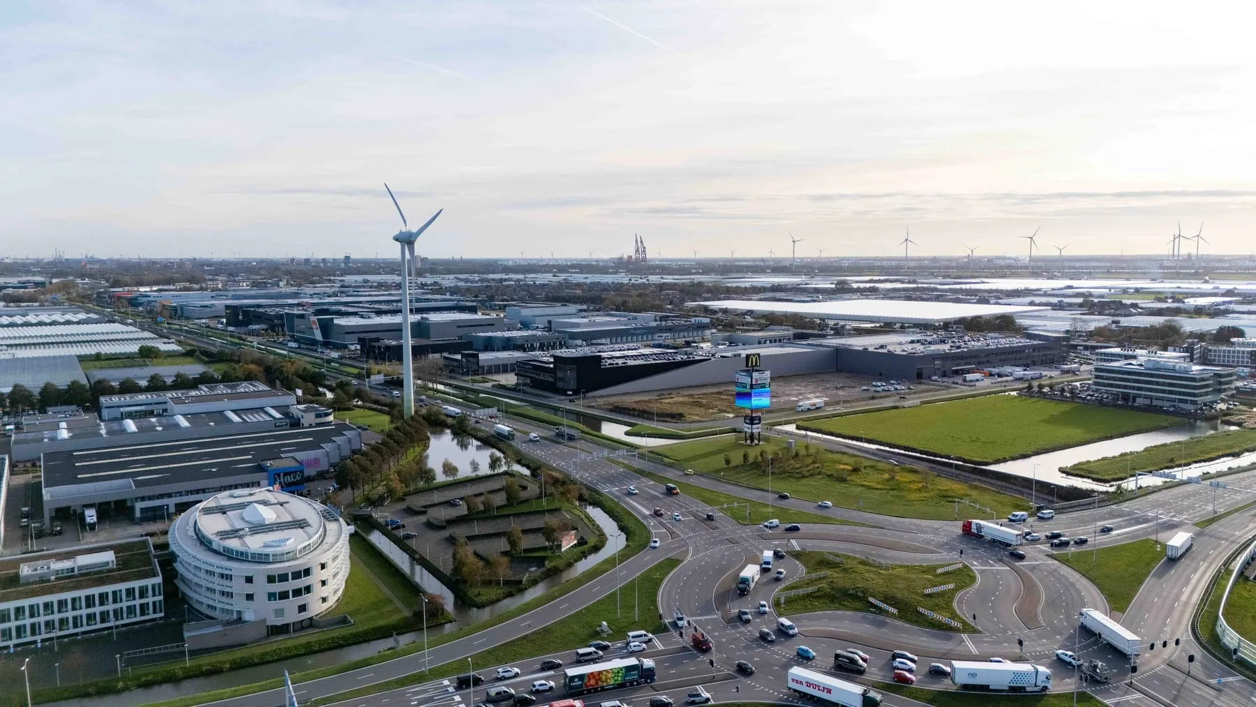 Dronefoto van een bedrijventerrein in het Westland