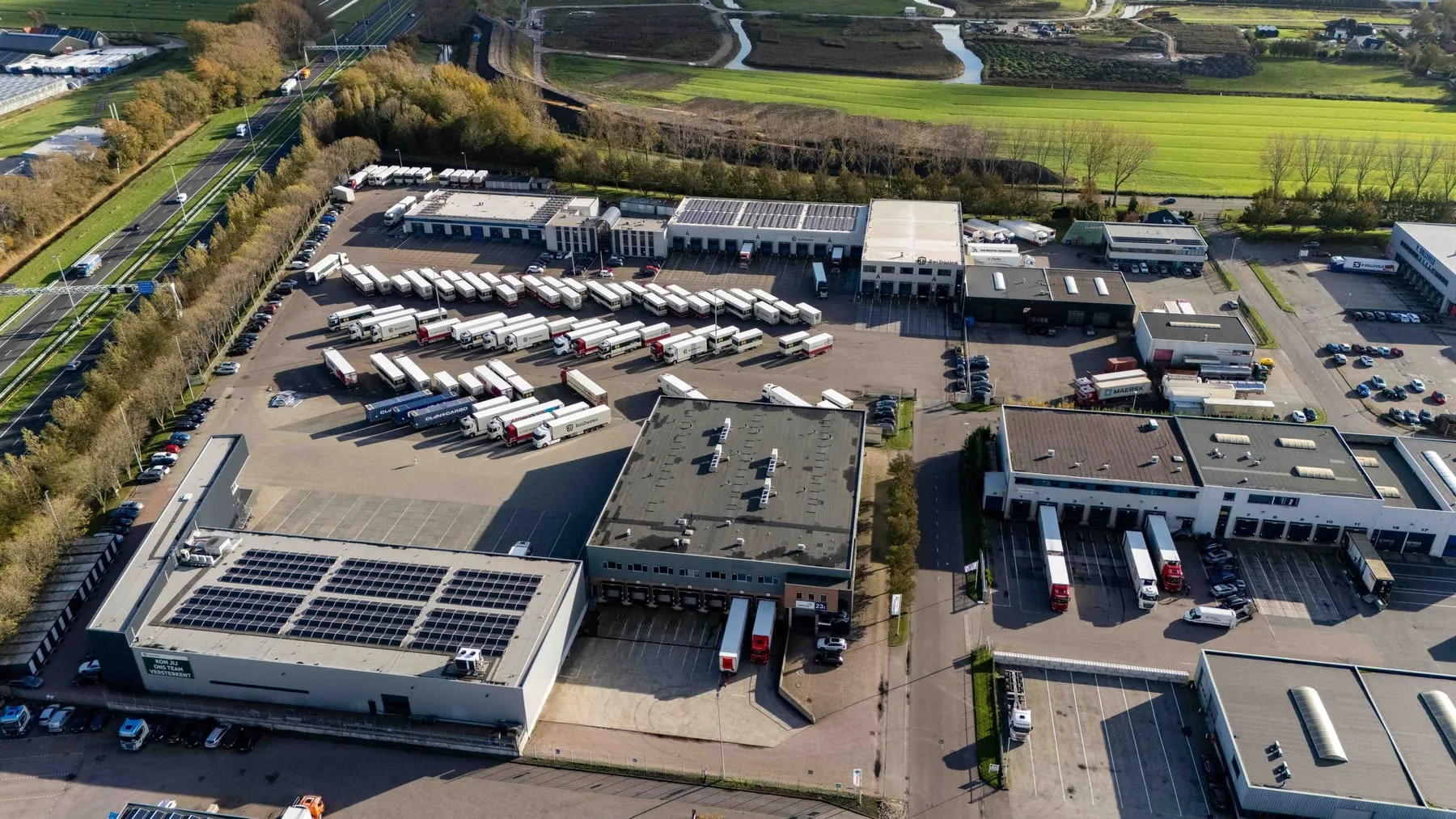 Dronefoto van een bedrijventerrein in het Westland