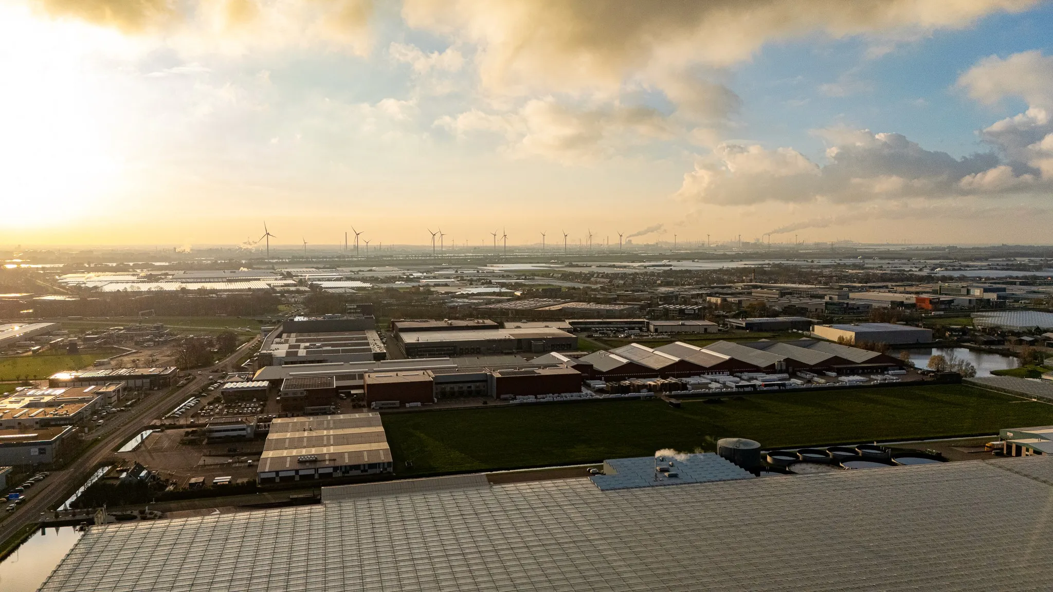 Dronefoto van het Westland bij zonsondergang