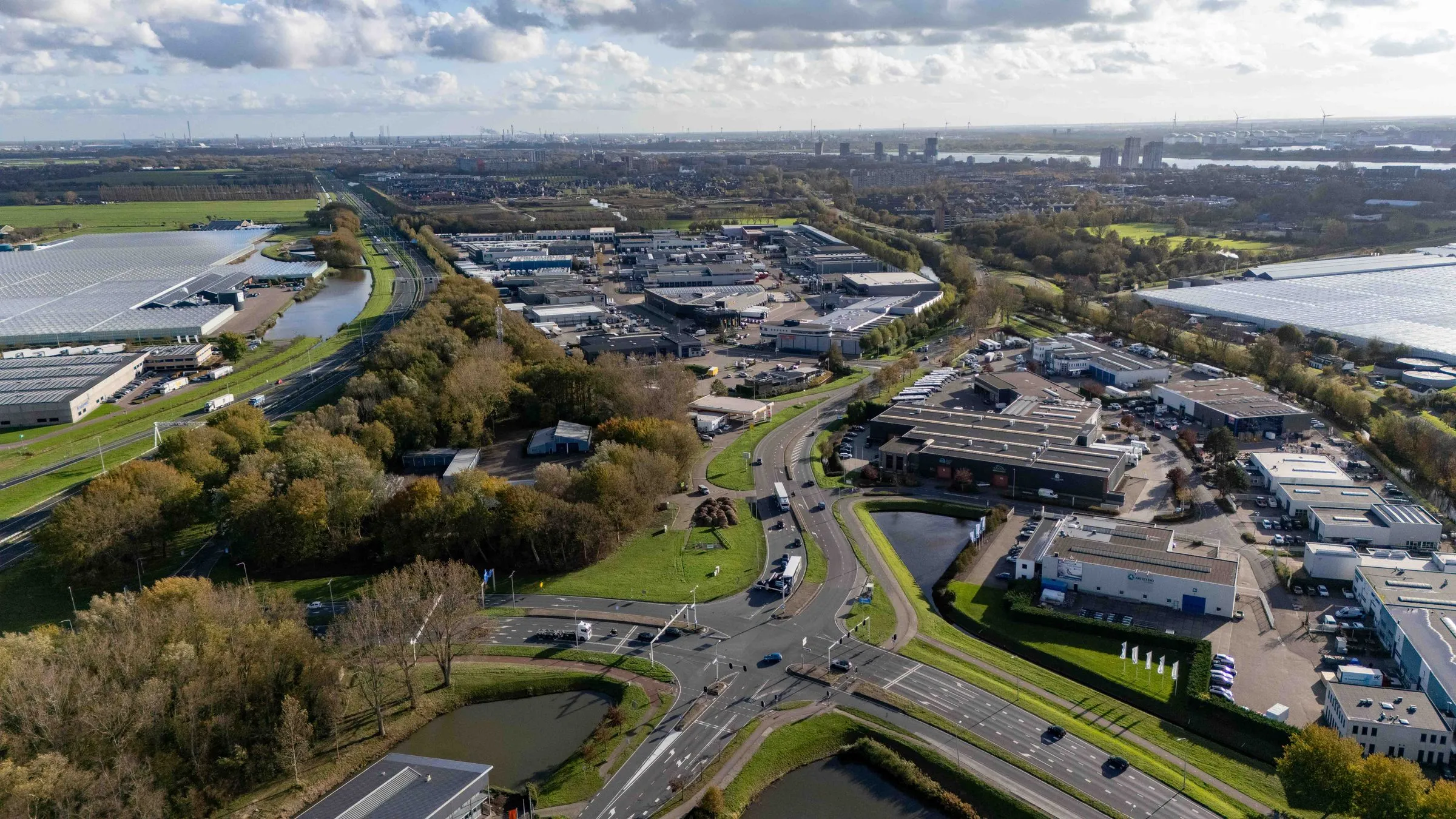 Luchtfoto van een bedrijventerrein met rotonde, gemaakt met onze drone