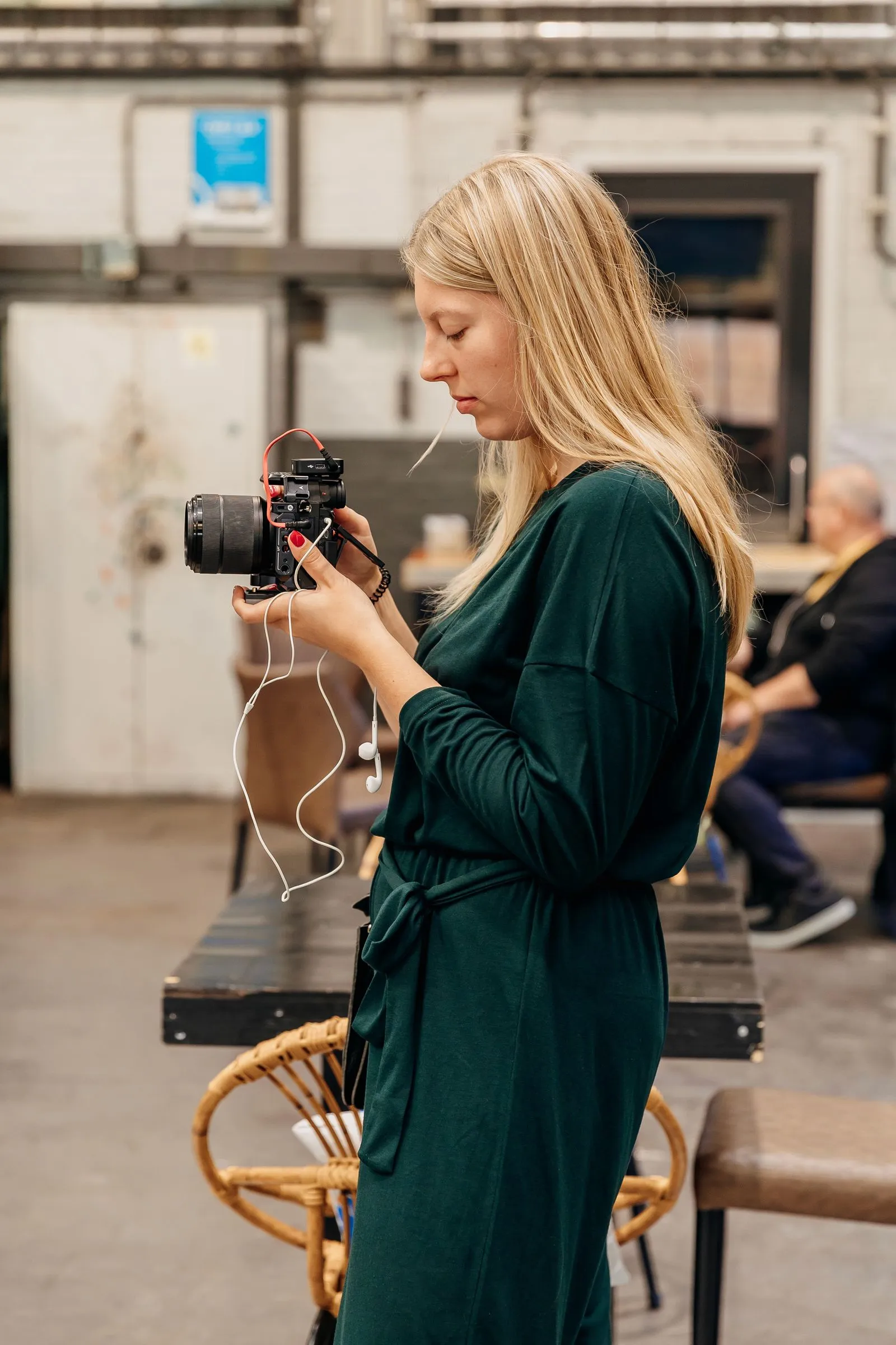 Maren Beenen met camera tijdens een opname