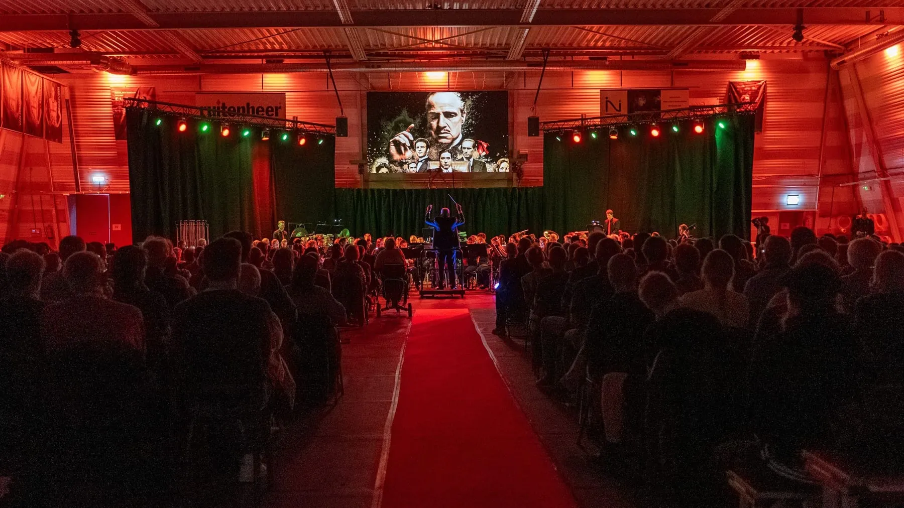 Muziekfotografie van een orkestconcert in een volle zaal