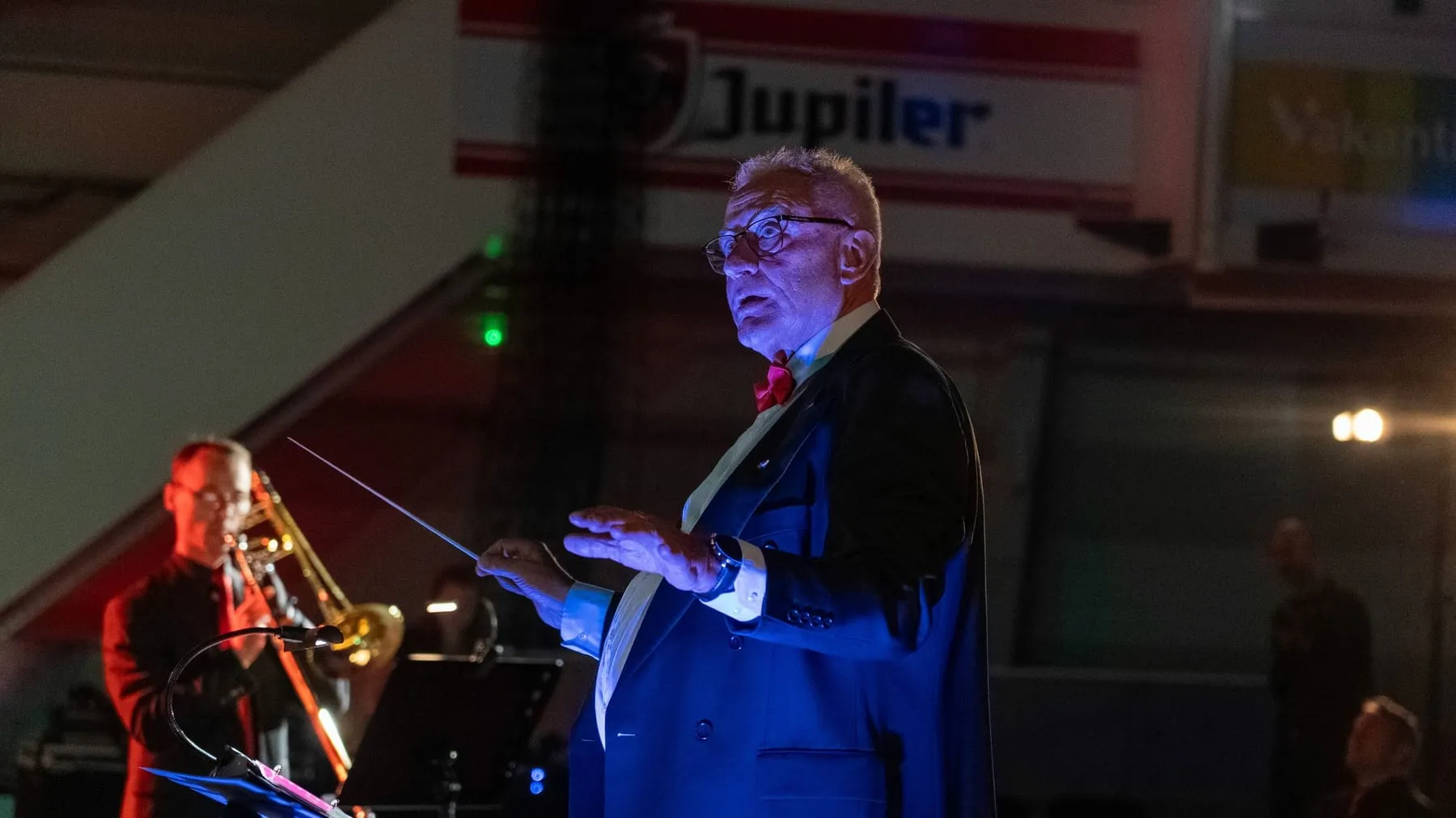 Muziekfotografie van een orkestconcert in een volle zaal