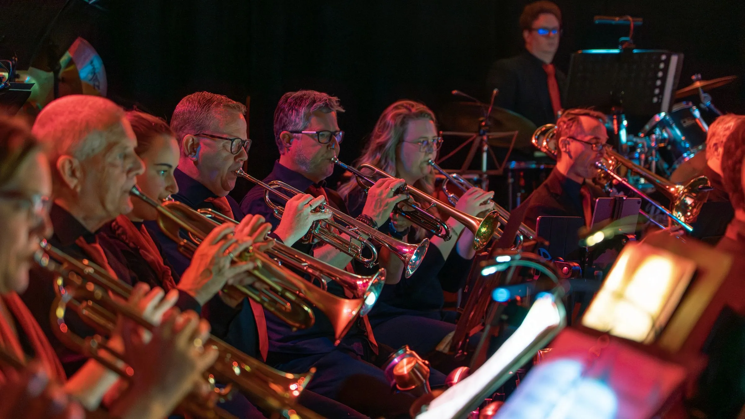 Blazers van een orkest tijdens een concert