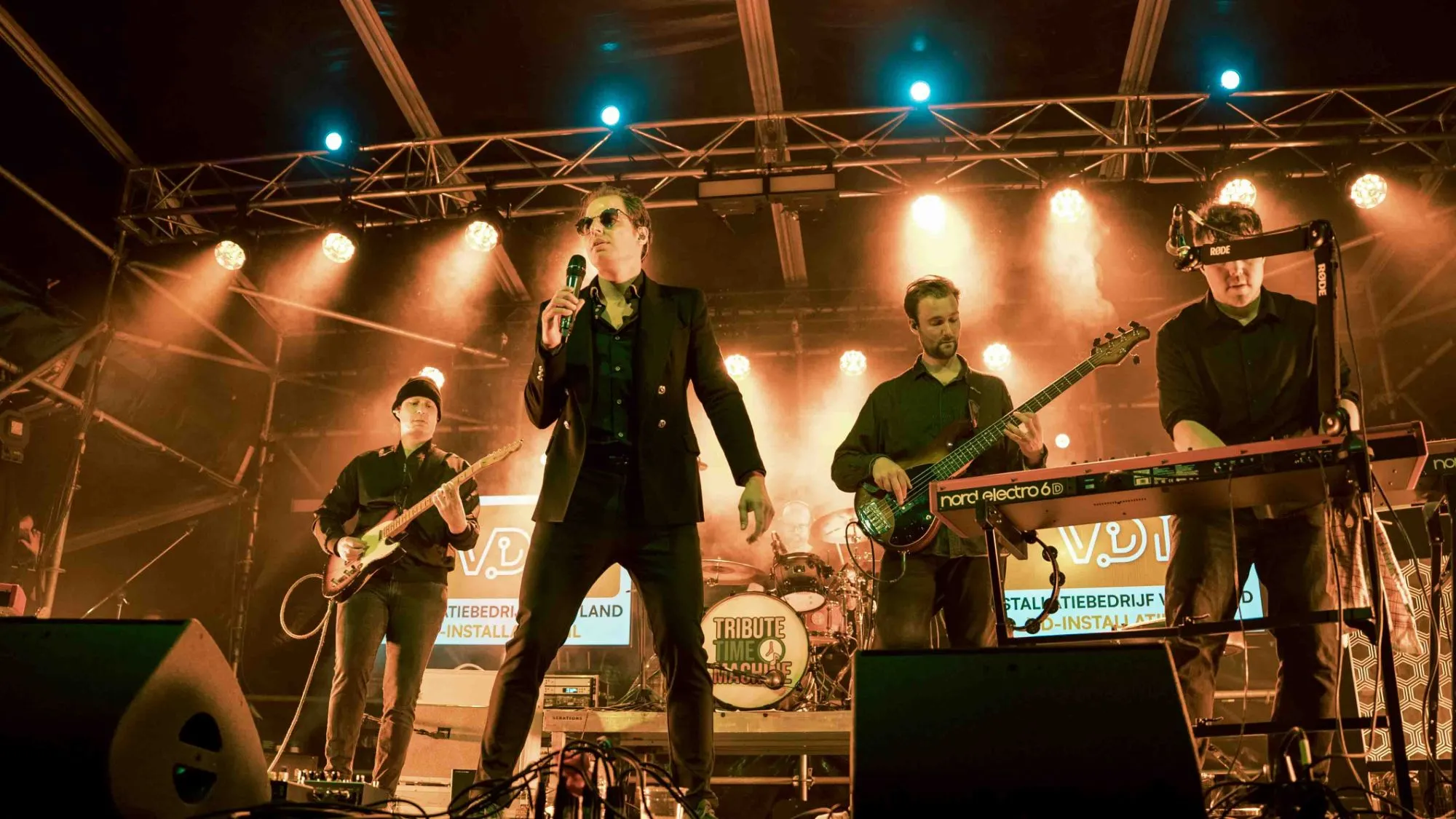 Muziekfotografie van de band Tribute Time Machine op een festivalpodium
