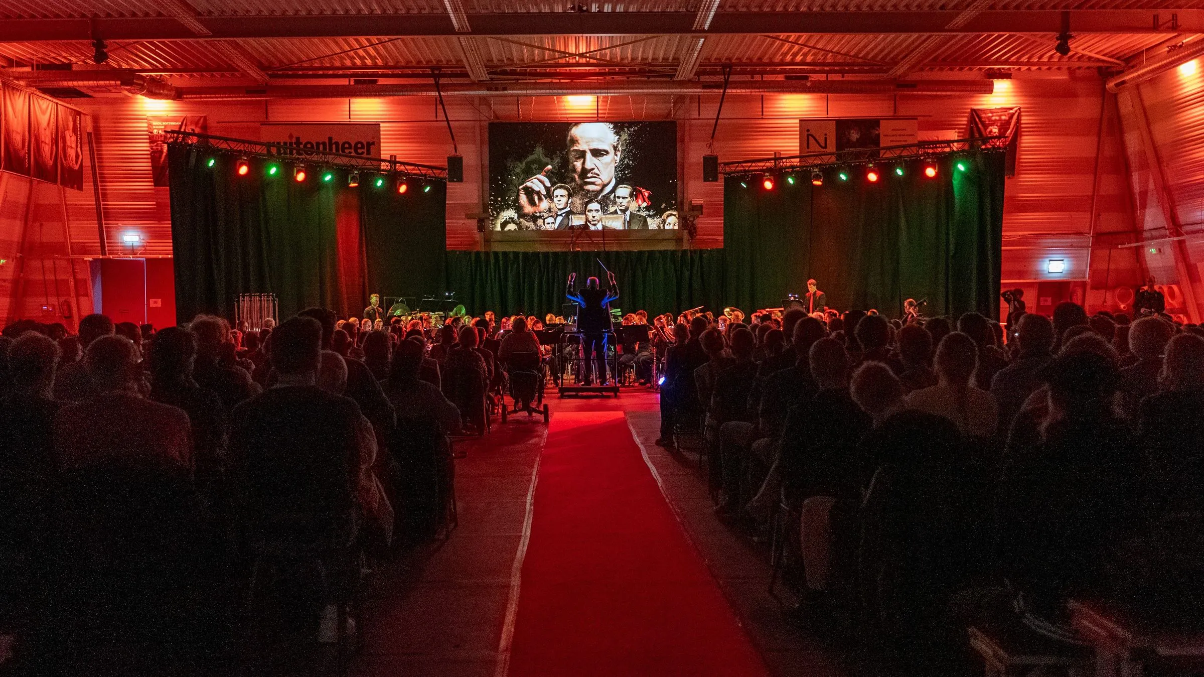 Volle concertzaal met podium