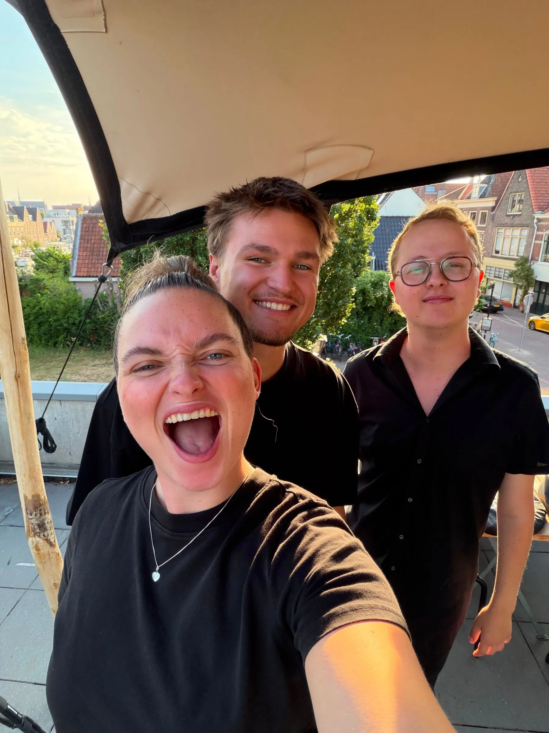 Ons bruiloftsteam maakt lachend een selfie